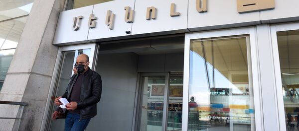 Мужчина в защитной маске в аэропорту Звартноц (27 апреля 2020). Еревaн Мужчина в защитной маске в аэропорту Звартноц (27 апреля 2020). Еревaн - Sputnik Արմենիա