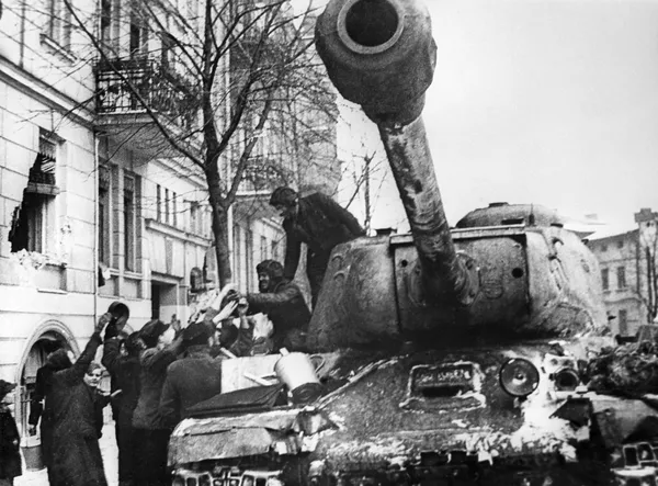 Жители города Познань приветствуют советских воинов-освободителей на ИС-2 Жители города Познань приветствуют советских воинов-освободителей на ИС-2 - Sputnik Армения