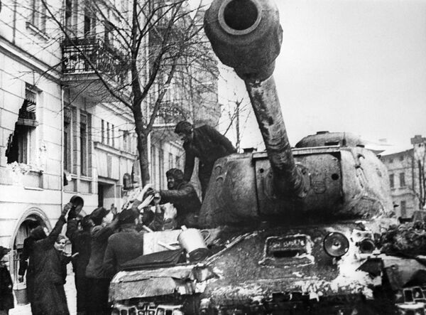 Жители города Познань приветствуют советских воинов-освободителей на ИС-2 - Sputnik Армения