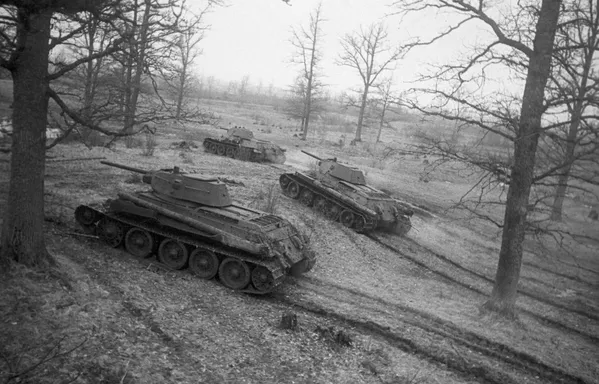 Советские танки Т-34 выходят на рубежи атаки Советские танки Т-34 выходят на рубежи атаки - Sputnik Армения