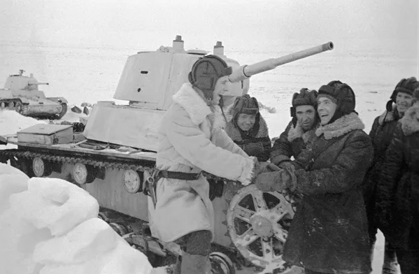 Танкисты легкого танка Т-26 взвода П.В. Печенина отдыхают между боями Танкисты легкого танка Т-26 взвода П.В. Печенина отдыхают между боями - Sputnik Армения