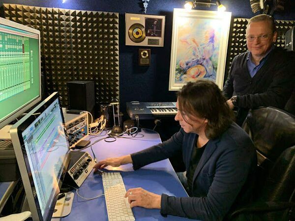 Комок в горле: организатор онлайн-фестиваля о фронтовых песнях на иностранных языках Комок в горле: организатор онлайн-фестиваля о фронтовых песнях на иностранных языках - Sputnik Армения