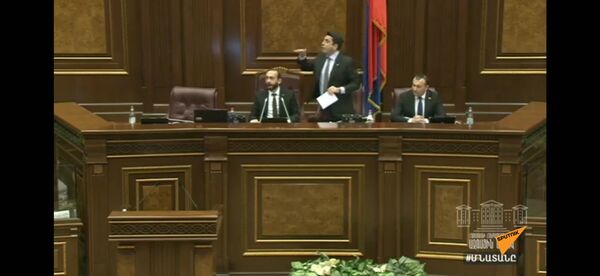 Разборка между армянскими депутатами: страсти в парламенте накалились до предела - видео - Sputnik Армения