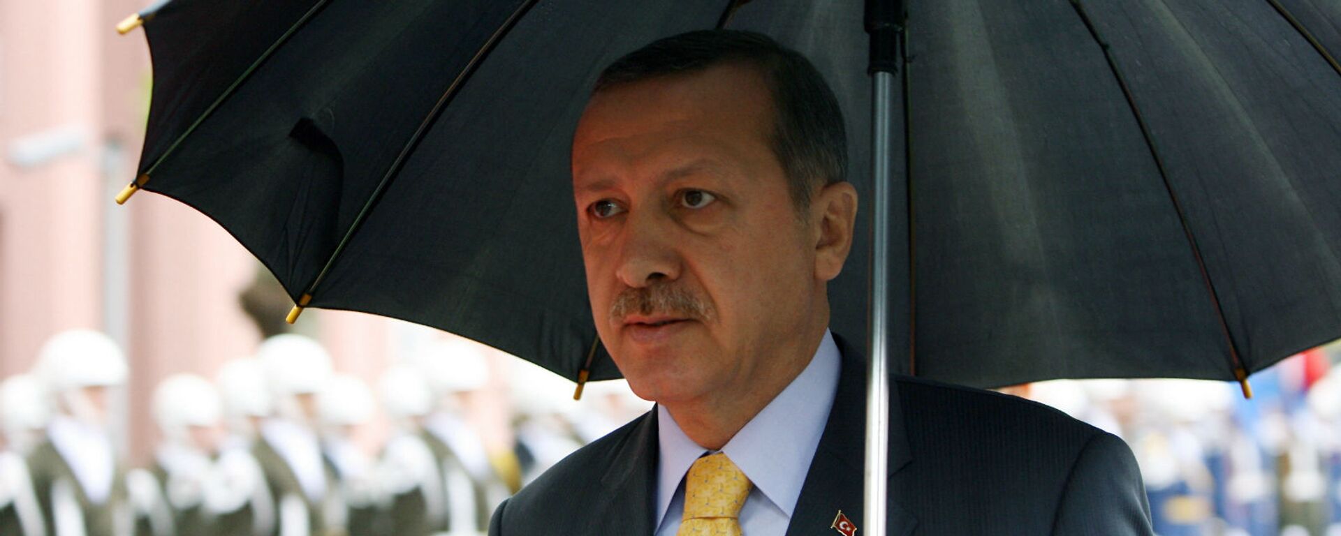 Премьер-министр Турции Реджеп Тайип Эрдоган держит зонтик во время церемонии встречи своего пакистанского коллеги Юсуфа Резы Гилани (28 октября 2008). Стамбул - Sputnik Армения, 1920, 28.10.2020