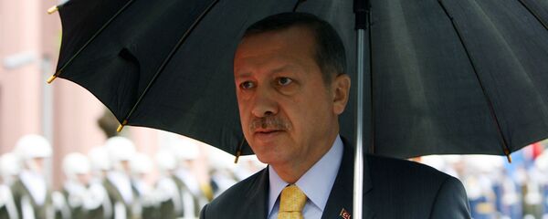 Премьер-министр Турции Реджеп Тайип Эрдоган держит зонтик во время церемонии встречи своего пакистанского коллеги Юсуфа Резы Гилани (28 октября 2008). Стамбул Премьер-министр Турции Реджеп Тайип Эрдоган держит зонтик во время церемонии встречи своего пакистанского коллеги Юсуфа Резы Гилани (28 октября 2008). Стамбул - Sputnik Армения
