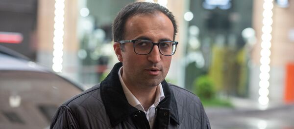 Министр здравоохранения Арсен Торосян перед началом Концерта благодарности Нарека Ахназаряна медикам и персоналу гостиницы, где музыкант провел двухнедельную изоляцию (21 апреля 2020). Еревaн Министр здравоохранения Арсен Торосян перед началом Концерта благодарности Нарека Ахназаряна медикам и персоналу гостиницы, где музыкант провел двухнедельную изоляцию (21 апреля 2020). Еревaн - Sputnik Արմենիա