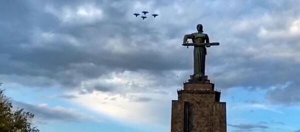 Тренировочные полёты самолётов ЮВО МО РФ в Ереване перед авиапарадом 9 мая Тренировочные полёты самолётов ЮВО МО РФ в Ереване перед авиапарадом 9 мая - Sputnik Արմենիա