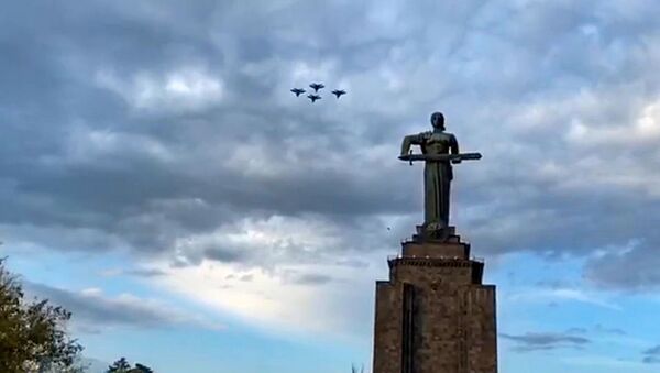 Тренировочные полёты самолётов ЮВО МО РФ в Ереване перед авиапарадом 9 мая - Sputnik Армения