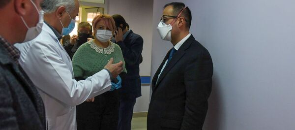 Министр здравоохранения Арсен Торосян в медцентре Гавара (29 апреля 2020). Гавар Министр здравоохранения Арсен Торосян в медцентре Гавара (29 апреля 2020). Гавар - Sputnik Արմենիա