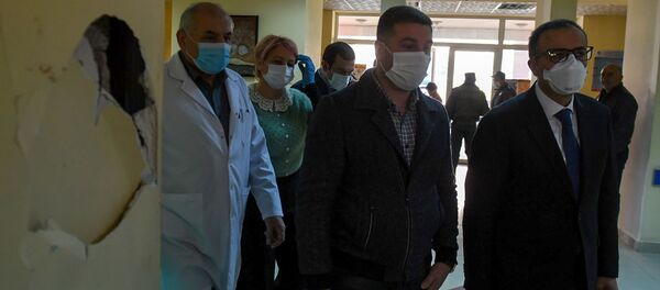 Министр здравоохранения Арсен Торосян и губернатор Гегаркуника Гнел Саносян в медцентре Гавара (29 апреля 2020). Гавар - Sputnik Армения
