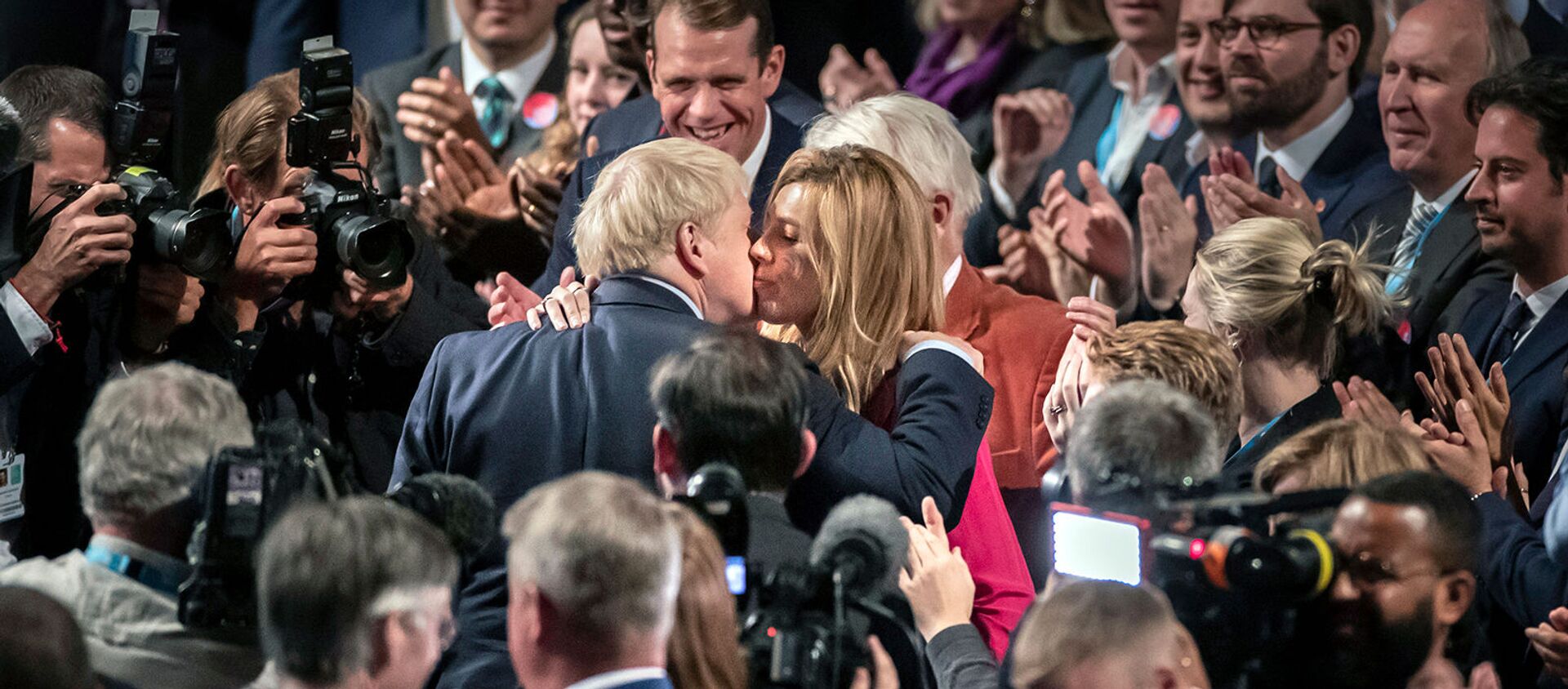 Премьер-министр Великобритании Борис Джонсон целует свою подругу Кэрри Саймондс на конференции Консервативной партии (2 октября 2019). Манчестер - Sputnik Армения, 1920, 27.08.2020
