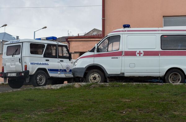Автомобили полиции и скорой помощи на месте преступления (29 апреля 2020). Гавар - Sputnik Армения