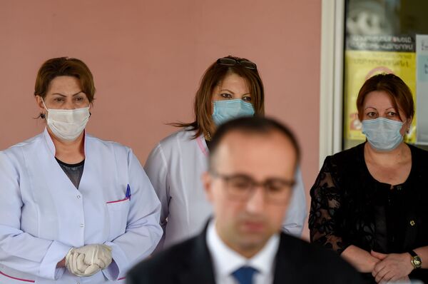 Сотрудники медцентра Гавара наблюдают за министром здравоохранения Арсеном Торосяном (29 апреля 2020). Гавар - Sputnik Армения