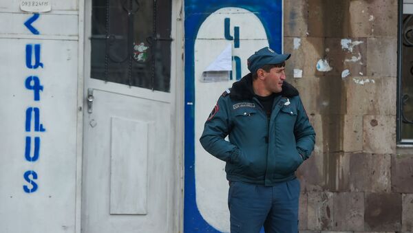 Полицейский у магазина одежды рядом с медцентром Гавара (29 апреля 2020). Гавар - Sputnik Армения