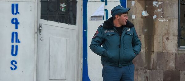 Полицейский у магазина одежды рядом с медцентром Гавара (29 апреля 2020). Гавар - Sputnik Արմենիա