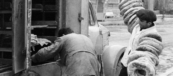 Работники одной из булочных Ленинакана выгружают свежий хлеб из фургона - Sputnik Արմենիա