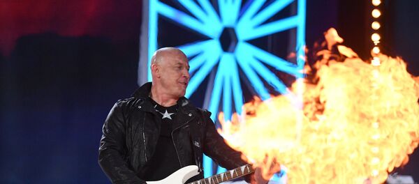 Денис Майданов со сцены уверял, что ничего не жаль – ни огня, ни слов, если за мечту, если за любовь - Sputnik Армения