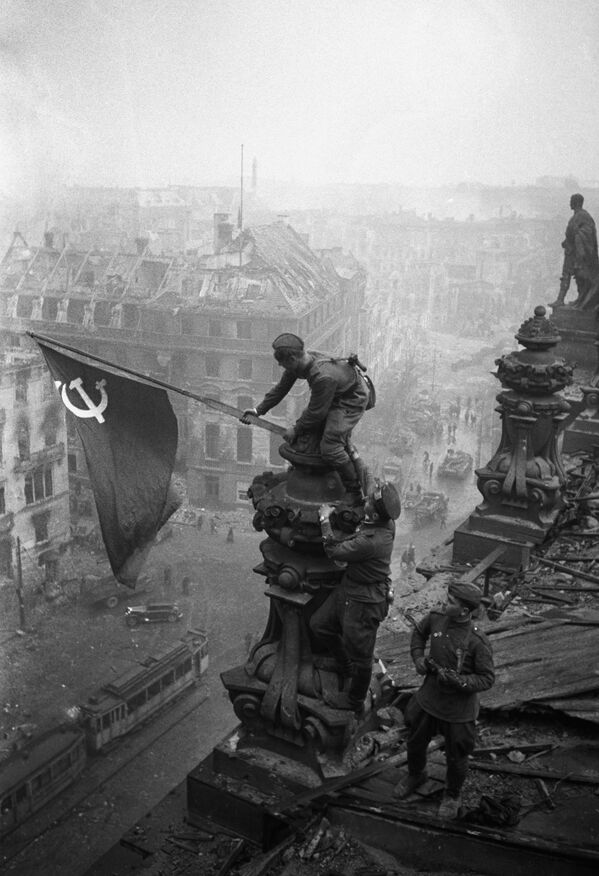 Знамя Победы над Рейхстагом в Берлине, 1945 год - Sputnik Армения