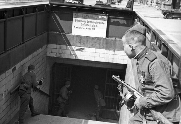 Советские солдаты у входа в метро в Берлине, 1945 год - Sputnik Армения