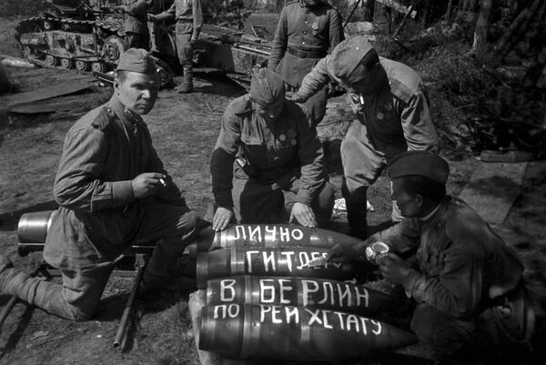 Советские артиллеристы готовятся к штурму Берлина, 1945 год - Sputnik Армения