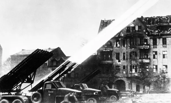 Залп реактивных установок «Катюша» по Берлину, 1945 год Залп реактивных установок «Катюша» по Берлину, 1945 год - Sputnik Армения