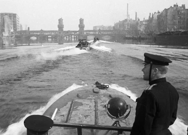 Отряд полуглиссеров Днепровской военной флотилии на реке Шпрее, 1945 год Отряд полуглиссеров Днепровской военной флотилии на реке Шпрее, 1945 год - Sputnik Армения