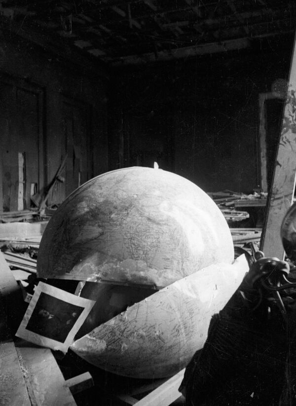 Разрушенный кабинет Адольфа Гитлера, 1945 год - Sputnik Армения