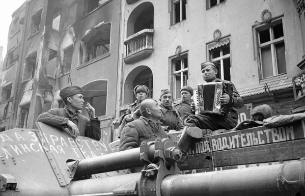 Советские солдаты слушают баян на улицах Берлина, 1945 год Советские солдаты слушают баян на улицах Берлина, 1945 год - Sputnik Армения