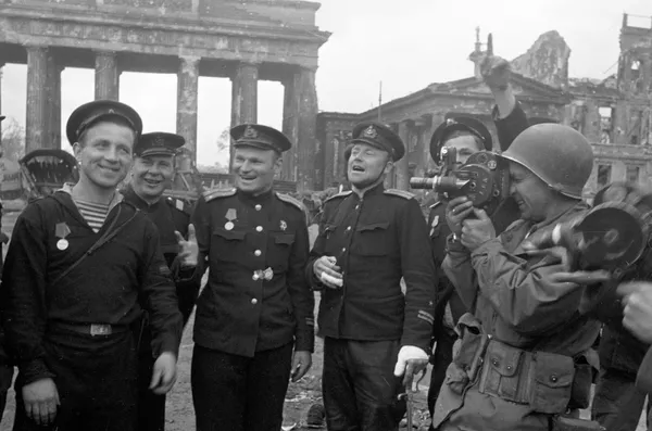 Советские моряки в Берлине, 1945 год Советские моряки в Берлине, 1945 год - Sputnik Армения