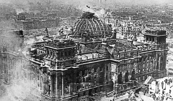 Знамя Победы над рейхстагом, 1 мая 1945 года Знамя Победы над рейхстагом, 1 мая 1945 года - Sputnik Армения