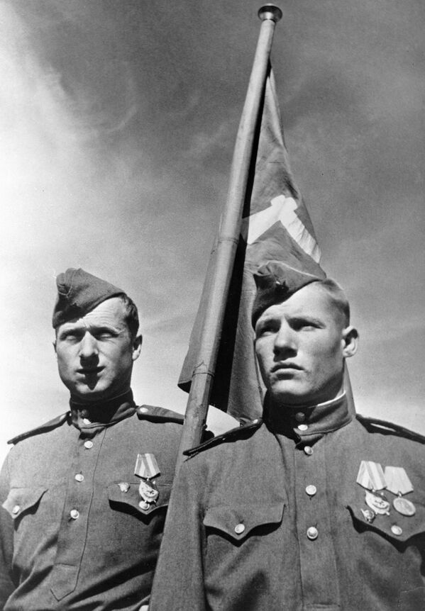Советские солдаты Михаил Егоров и Мелитон Кантария, водрузившие Знамя победы над берлинским Рейхстагом в мае 1945 года - Sputnik Армения
