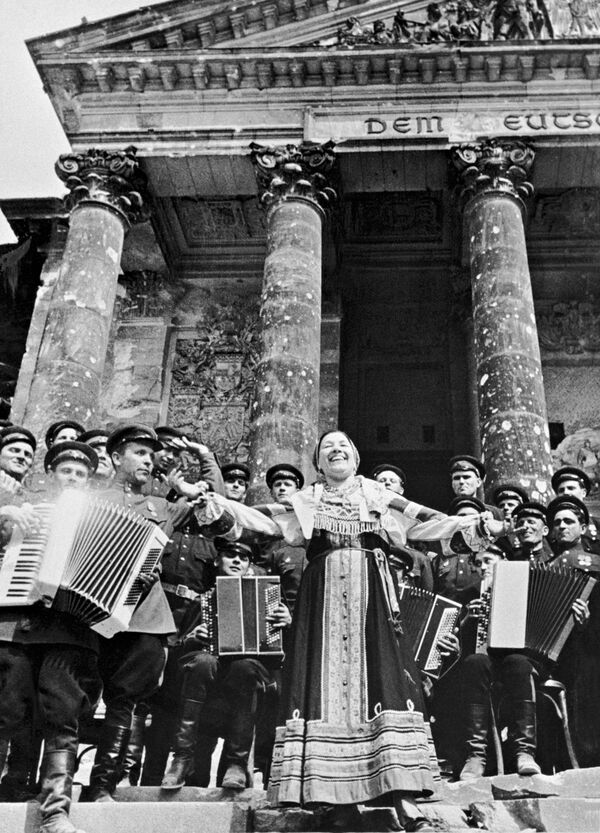 Народная артистка РСФСР Лидия Русланова выступает с концертом перед советскими солдатами на ступенях Рейхстага, 1945 год - Sputnik Армения