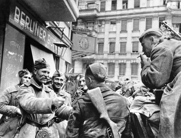 Советские солдаты-освободители празднуют победу в Берлине, 1945 год - Sputnik Армения