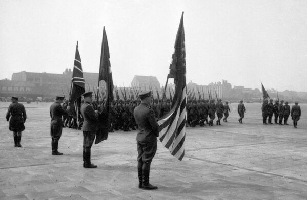 Представители союзного командования на Темпельгофском аэродроме в Берлине, 1945 год - Sputnik Армения