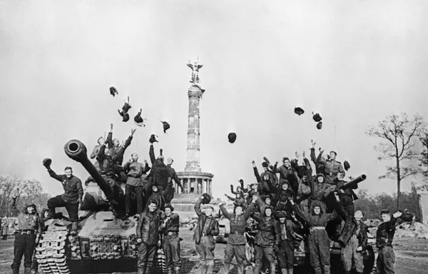 Советские танкисты в Берлине, 1945 год Советские танкисты в Берлине, 1945 год - Sputnik Армения