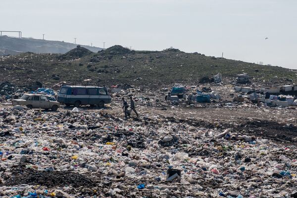 Мусорная свалка в Нубарашене Мусорная свалка в Нубарашене - Sputnik Армения