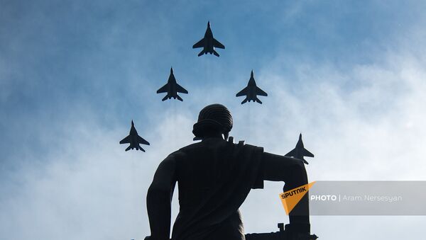Тренировочные полёты самолётов ЮВО МО РФ перед авиапарадом 9 мая (29 апреля 2020). Еревaн - Sputnik Արմենիա