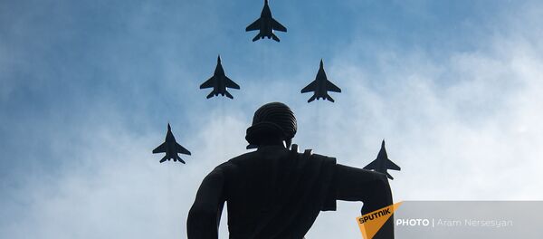Тренировочные полёты самолётов ЮВО МО РФ перед авиапарадом 9 мая (29 апреля 2020). Еревaн - Sputnik Արմենիա