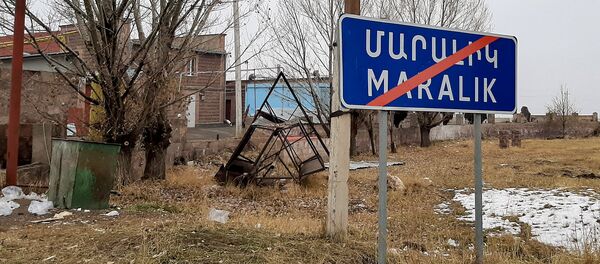 Дорожный знак при выезде из Маралика Дорожный знак при выезде из Маралика - Sputnik Армения