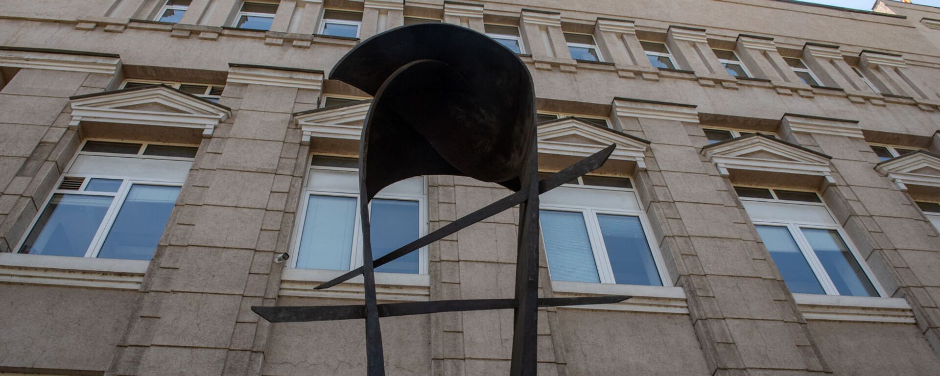 Скульптура армянскому драму перед зданием Центрального Банка Армении - Sputnik Армения, 1920, 14.09.2021