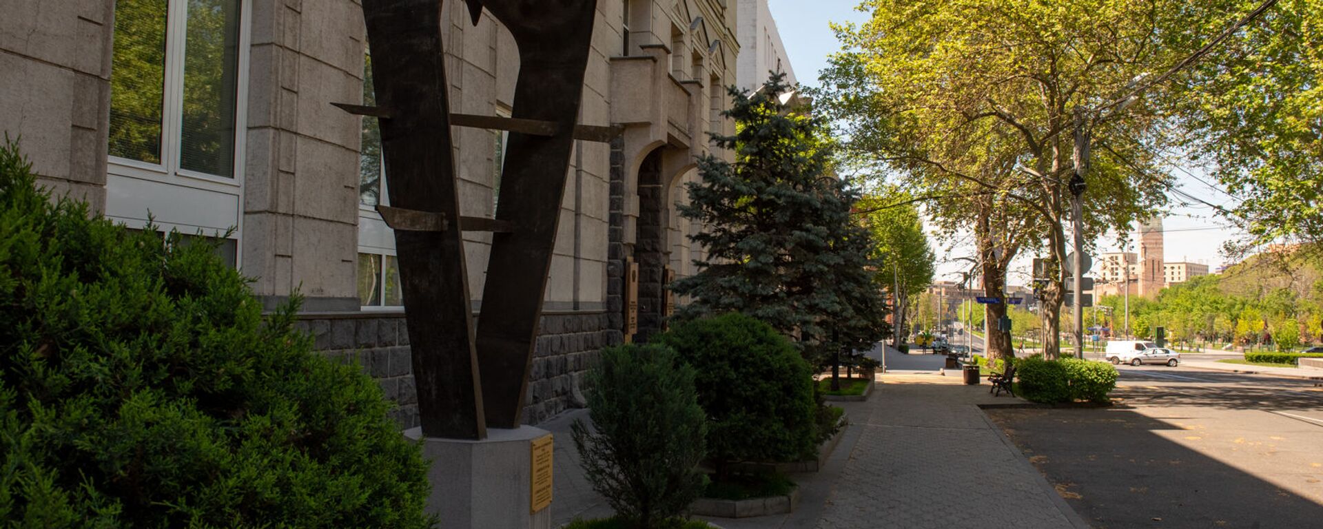 Скульптура армянскому драму перед зданием Центрального Банка Армении - Sputnik Армения, 1920, 13.09.2022