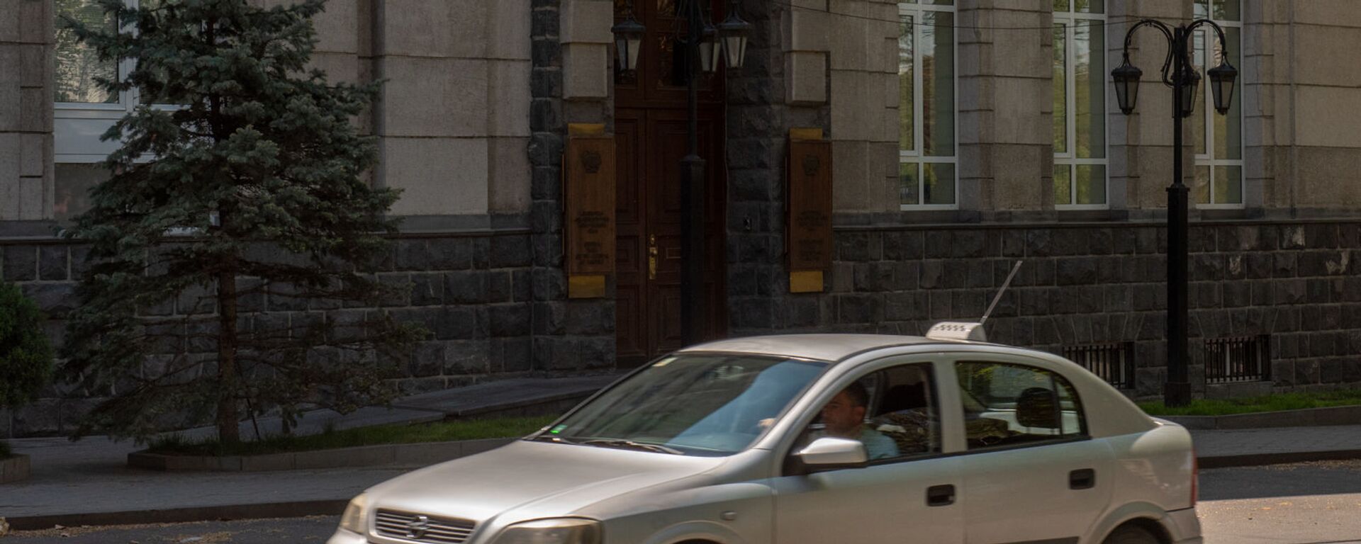 Проезжающее мимо здания Центрального Банка Армении такси - Sputnik Армения, 1920, 14.12.2021