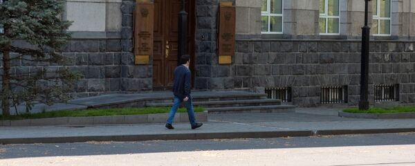 Молодой человек проходит мимо здания Центрального Банка Армении - Sputnik Արմենիա