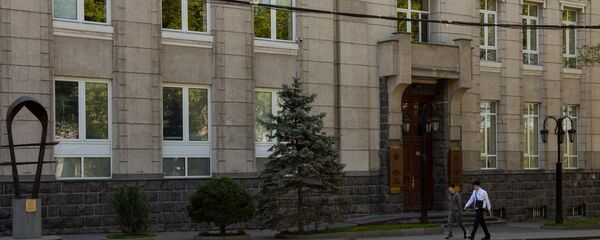 Молодые люди проходят мимо здания Центрального Банка Армении - Sputnik Արմենիա