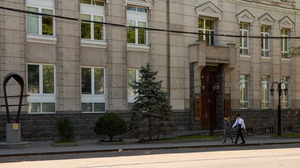 Երիտասարդ մարդիկ անցնում են Հայաստանի Կենտրոնական բանկի շենքի մոտով։  - Sputnik Արմենիա
