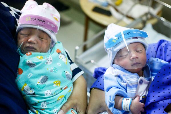  Новорожденные в защитных масках в роддоме Джакарты, Индонезия - Sputnik Армения