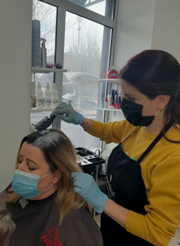 Ձեռնոցով և դիմակով. Գյումրիում որոշ վարսավիրանոցներ անակնկալով են դիմավորել այցելուներին Ձեռնոցով և դիմակով. Գյումրիում որոշ վարսավիրանոցներ անակնկալով են դիմավորել այցելուներին - Sputnik Արմենիա