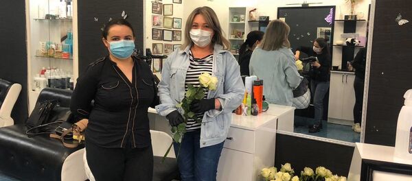 Парикмахер Лилия Аракелян (слева) в салоне красоты Solo в Гюмри Парикмахер Лилия Аракелян (слева) в салоне красоты Solo в Гюмри - Sputnik Արմենիա