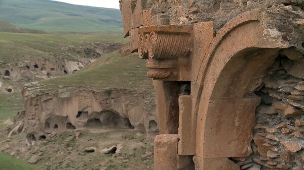 Пещеры Ани: вид с территории города - Sputnik Армения