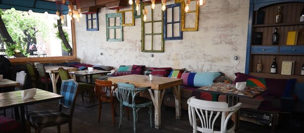 Без туристов: в Ереване открылись уличные кафе Без туристов: в Ереване открылись уличные кафе - Sputnik Армения